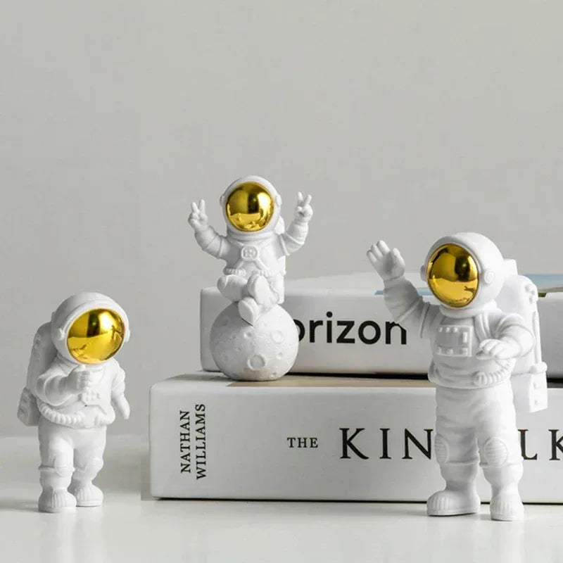 Creative Desktop Astronaut Ornament Space-Themed Gift for Boys & Girls - Gold