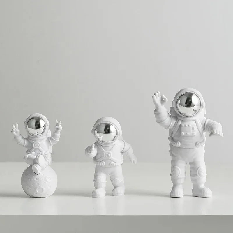 Creative Desktop Astronaut Ornament Space-Themed Gift for Boys & Girls - Silver