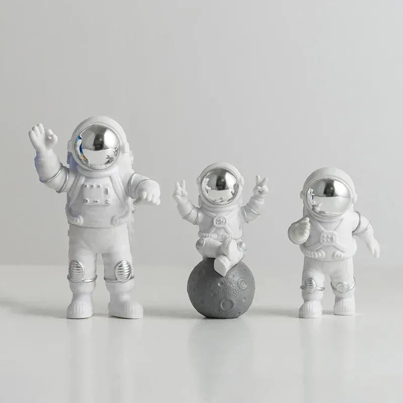 Creative Desktop Astronaut Ornament Space-Themed Gift for Boys & Girls - Tracing Silver