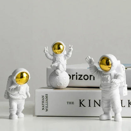 Creative Desktop Astronaut Ornament Space-Themed Gift for Boys & Girls - Gold
